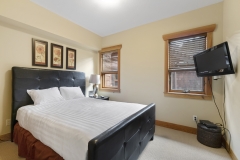Queen Bedroom (Up)